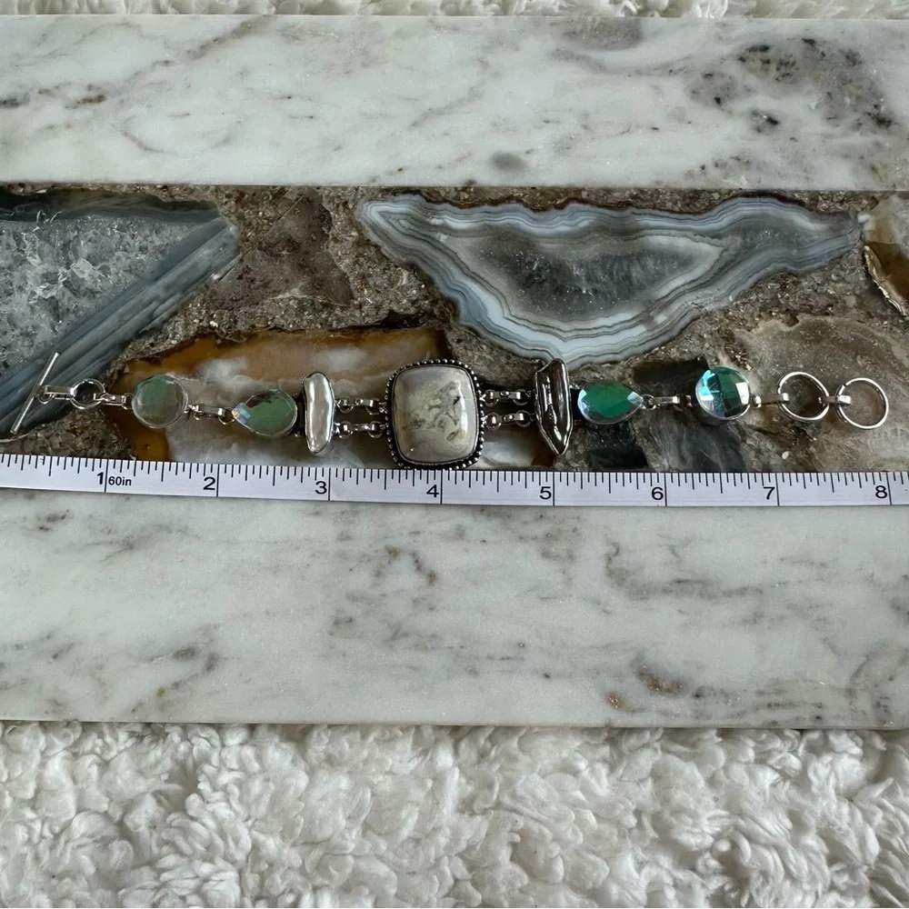 2134 Elegant Silver and Green Gemstone Bracelet